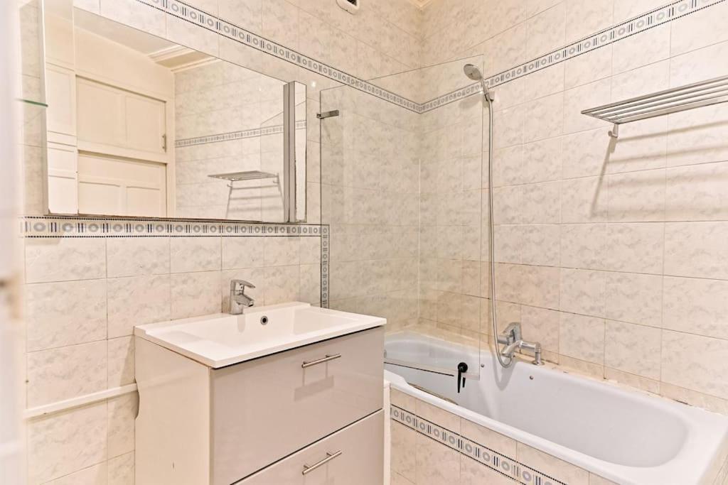 Apartment Haussmannien Lumineux Et Central- Ii *